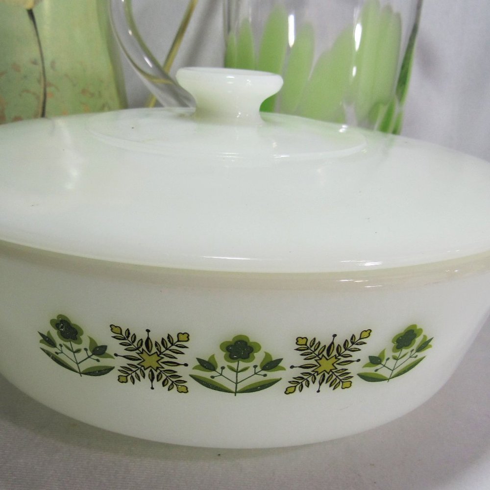 FIRE KING ANCHOR HOCKING OVENWARE MILK GLASS CASSEROLE + COVER MEADOW GREEN 9" - Picture 2 of 10